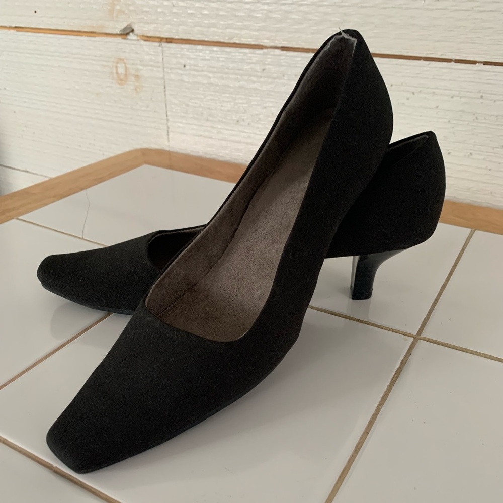 *NEW* Classic Black Women's Heels by Aerosoles.  Size 10